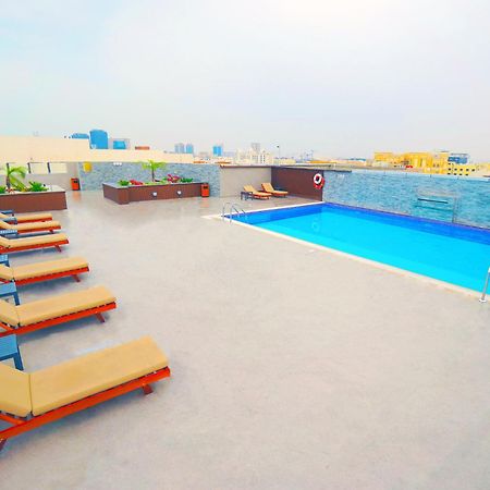 The Grand Lux Hotel Ντόχα Εξωτερικό φωτογραφία Rooftop pool at the hotel