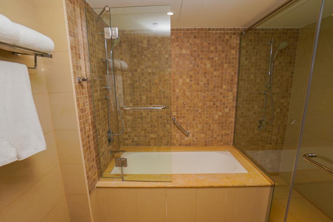 The Grand Lux Hotel Ντόχα Εξωτερικό φωτογραφία A bathtub with a shower enclosure