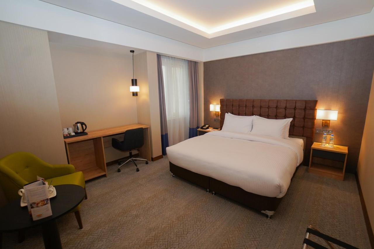 The Grand Lux Hotel Ντόχα Εξωτερικό φωτογραφία A room at the hotel