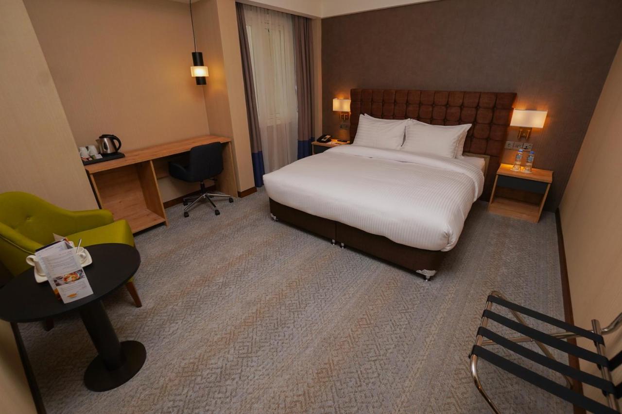 The Grand Lux Hotel Ντόχα Εξωτερικό φωτογραφία A room at the hotel
