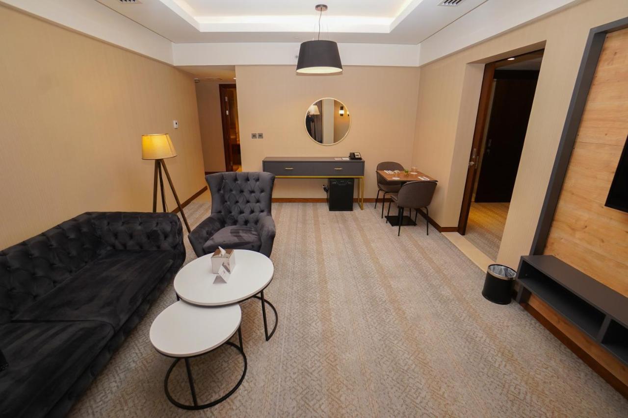 The Grand Lux Hotel Ντόχα Εξωτερικό φωτογραφία A suite at the hotel