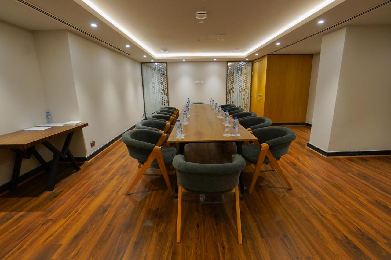 The Grand Lux Hotel Ντόχα Εξωτερικό φωτογραφία Meeting room at the hotel