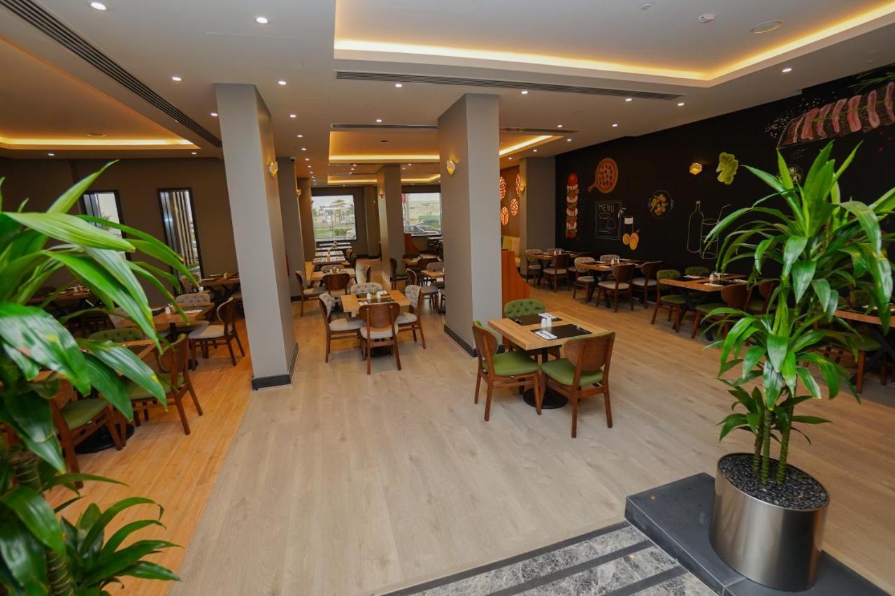 The Grand Lux Hotel Ντόχα Εξωτερικό φωτογραφία Restaurant