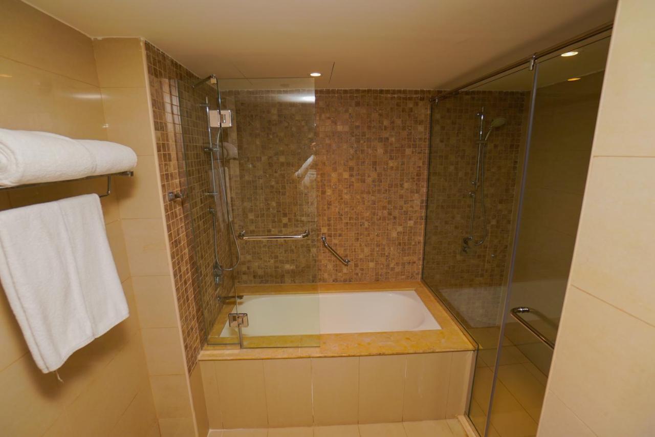 The Grand Lux Hotel Ντόχα Εξωτερικό φωτογραφία A bathtub with a shower enclosure