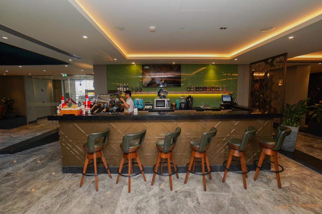 The Grand Lux Hotel Ντόχα Εξωτερικό φωτογραφία The bar at the lounge