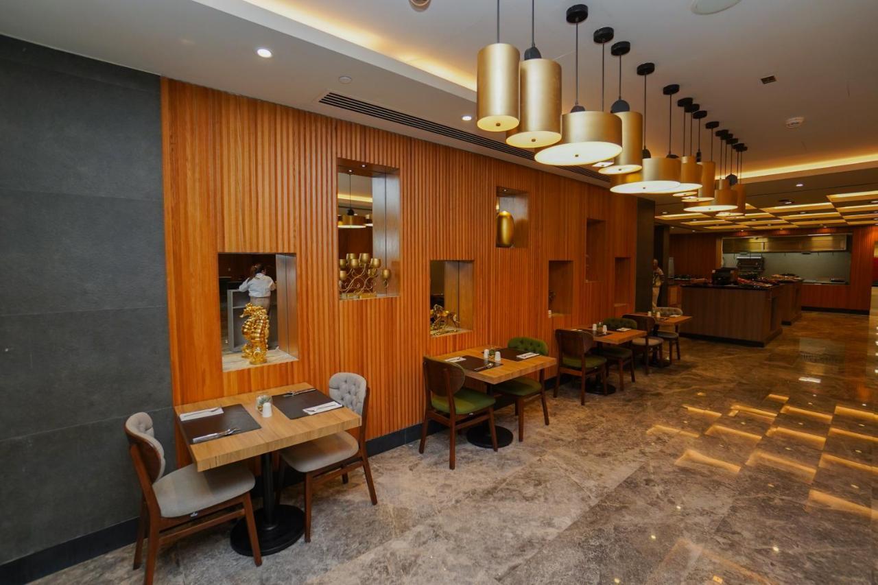 The Grand Lux Hotel Ντόχα Εξωτερικό φωτογραφία The interior of the restaurant