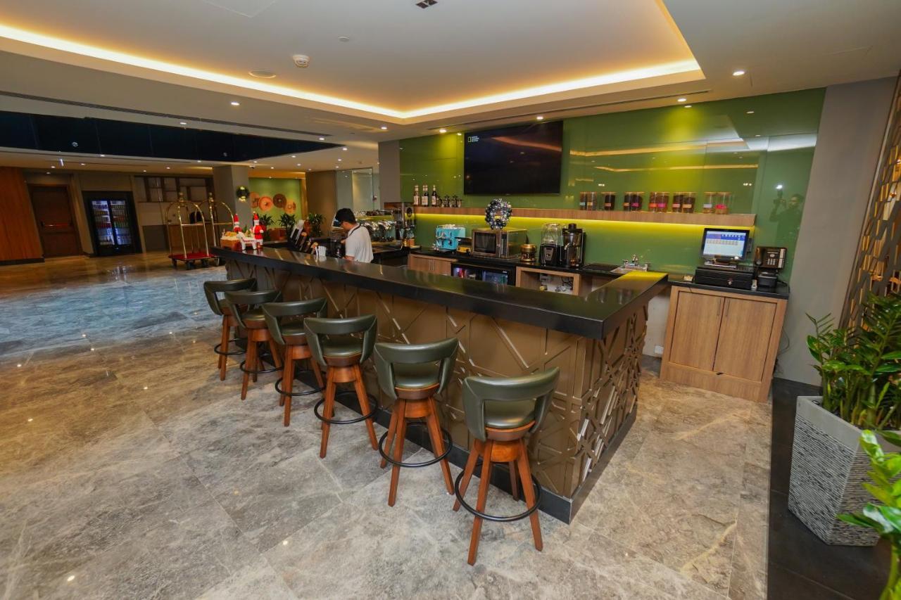 The Grand Lux Hotel Ντόχα Εξωτερικό φωτογραφία The bar at the lounge