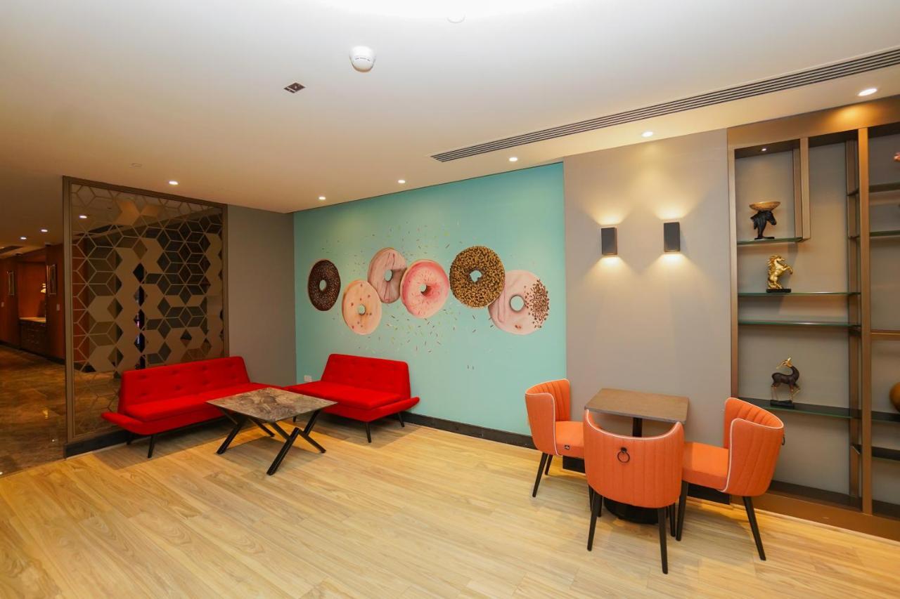 The Grand Lux Hotel Ντόχα Εξωτερικό φωτογραφία The lounge at the airport