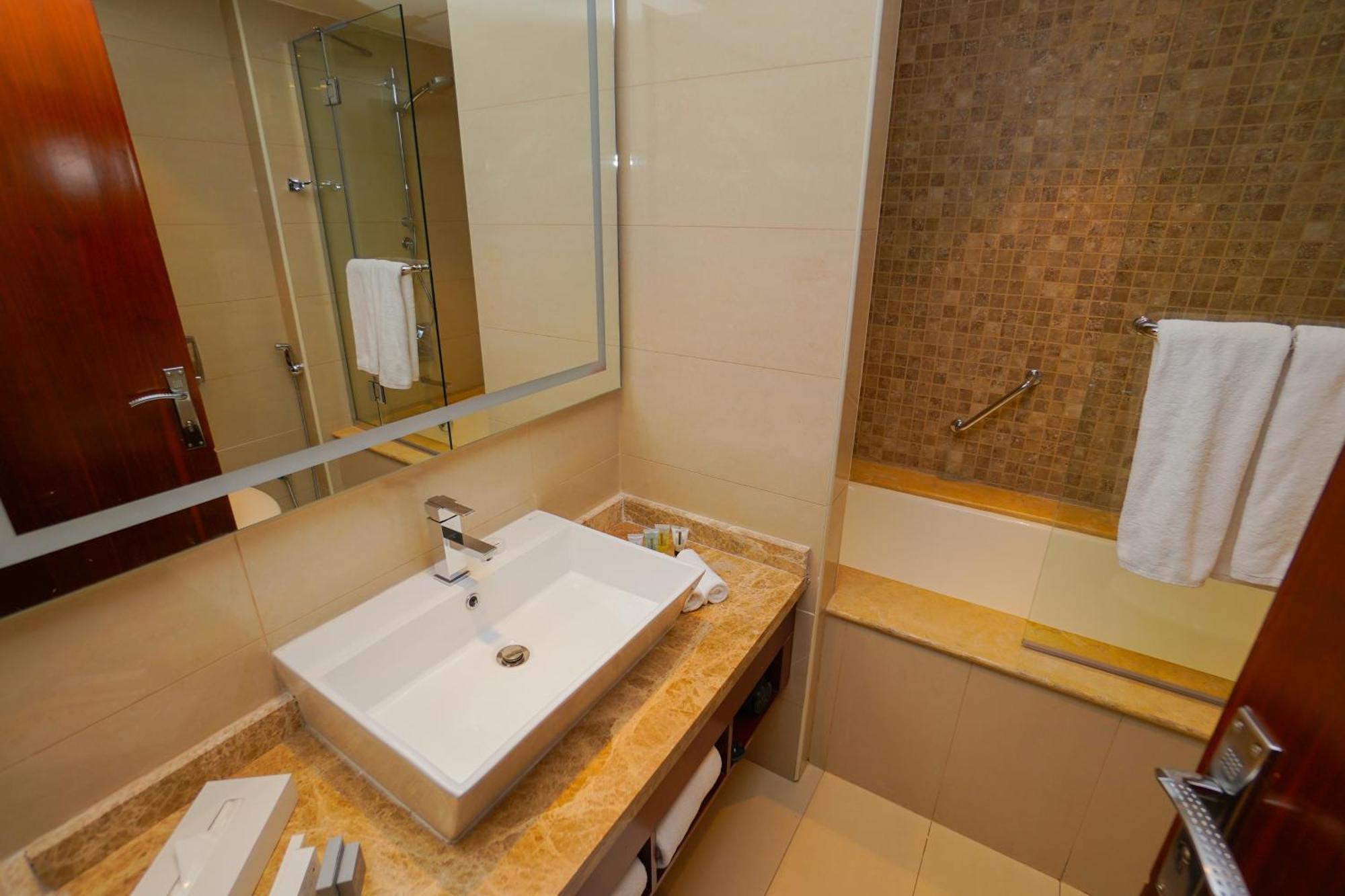 The Grand Lux Hotel Ντόχα Εξωτερικό φωτογραφία Bathroom