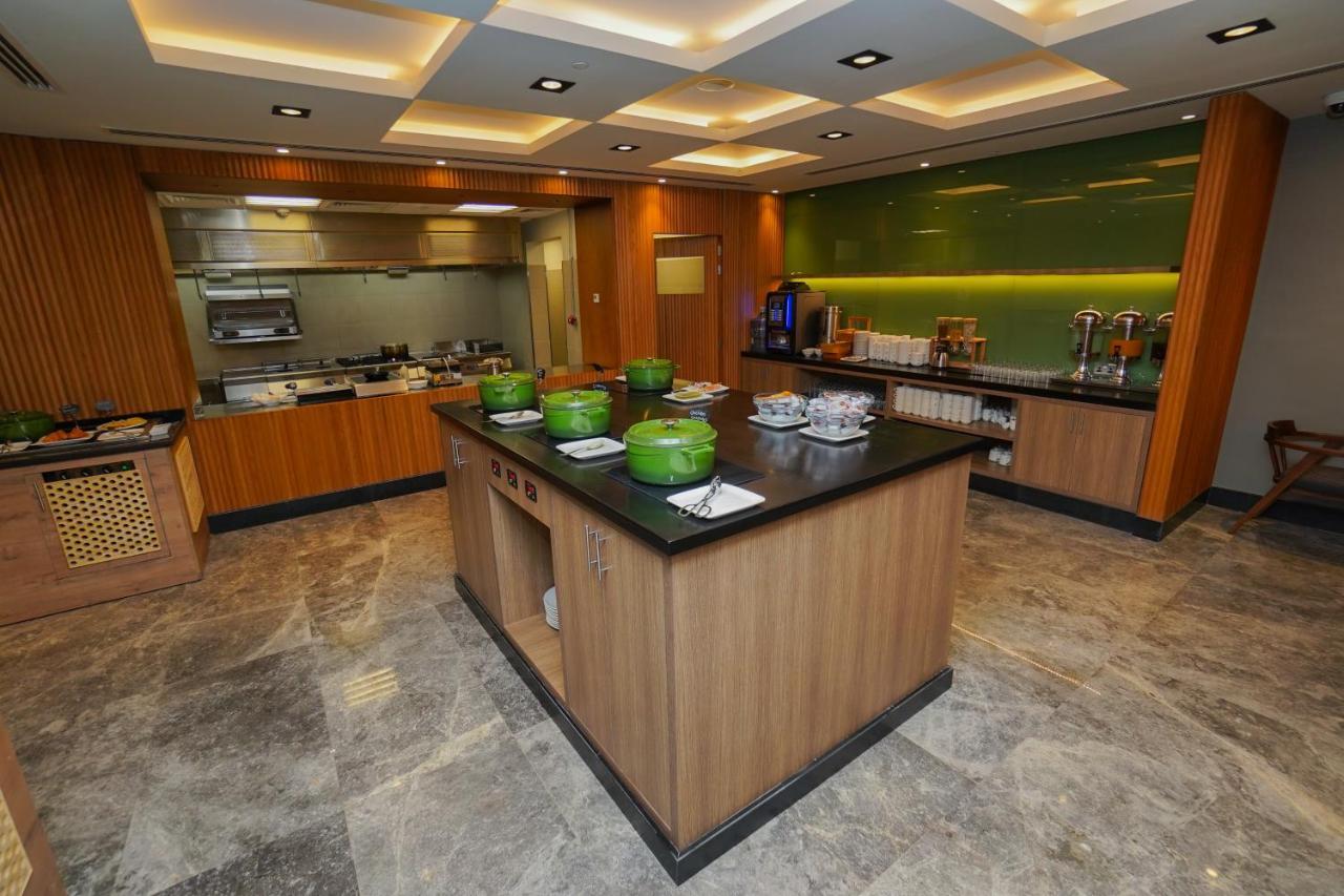 The Grand Lux Hotel Ντόχα Εξωτερικό φωτογραφία The kitchen at the Royal Brunei Airlines VIP Lounge at Brunei International Airport